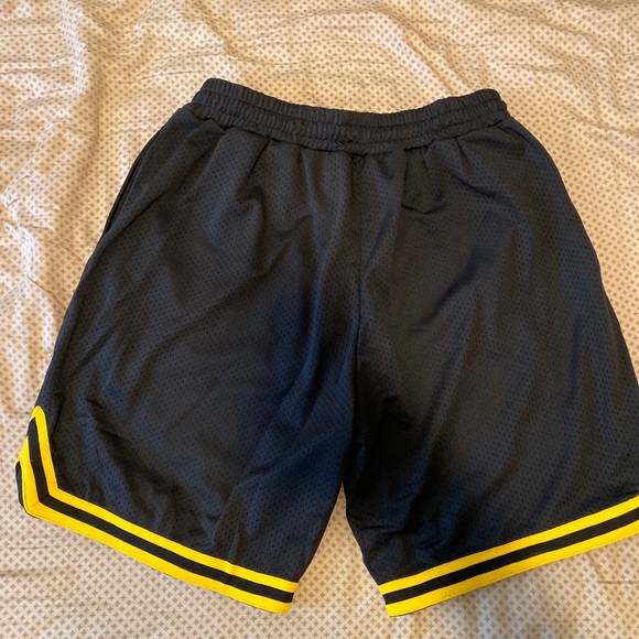 ICECREAM EXCLUSIVE RUNNING DOG BASKETBALL SHORTS - Picture 10 of 10